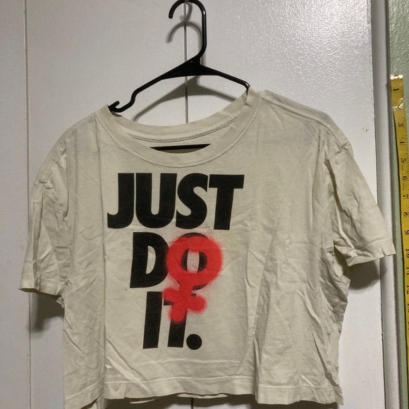 NIKE Rebel Crop Top Just Do It Creamy Creamy Beige Tshirt Womens Medium - Picture 2 of 12